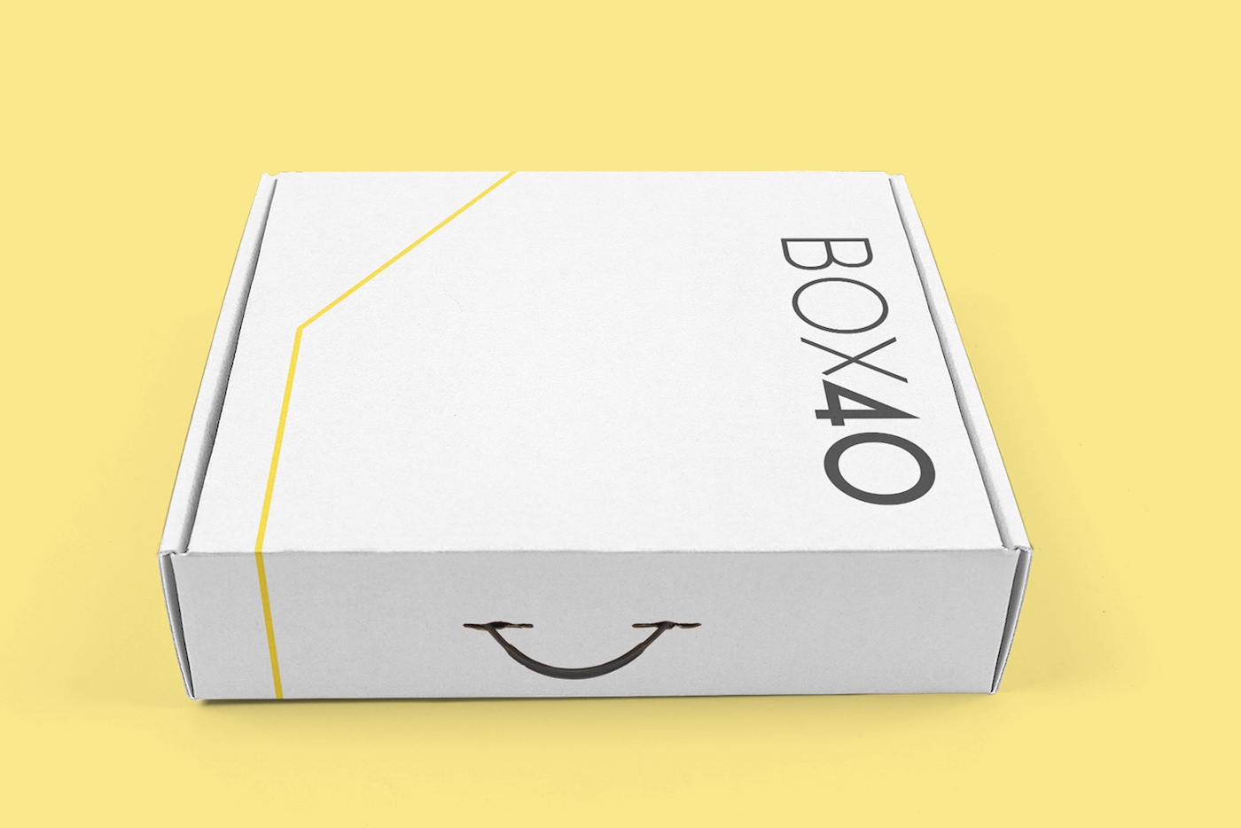 Closed BOX40 shipping box with smile